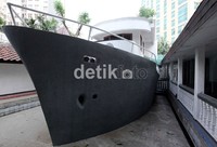 Di samping masjid, terdapat bangunan unik berbentuk perahu. Fungsinya untuk tempat berwudhu dan mess penjaga masjid.
