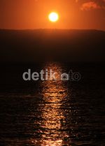 Mengintip Sunrise di Selat Bali