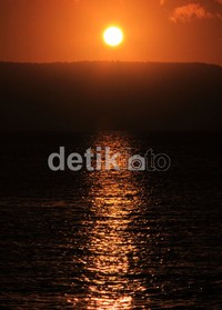 Indahnya sunrise atau matahari terbit di Pesisir Ketapang, Kabupaten Banyuwangi. (Budi Sugiarto/detikcom).