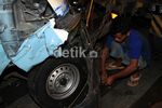 Angkot Tabrak Trotoar di Perempatan Condet