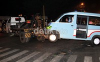 Sekitar pukul 00.00 WIB, Kamis (26/7/2012), angkot tersebut akhirnya berhasil dievakuasi. Sementara itu, Rahmat dibawa ke Polsek Ciracas untuk dimintai keterangan. (Herianto Batubara/detikcom).