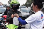 Eitss...Fans Hatta Rajasa Bagi-bagi Takjil