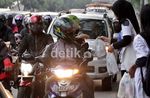 Eitss...Fans Hatta Rajasa Bagi-bagi Takjil