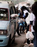 Eitss...Fans Hatta Rajasa Bagi-bagi Takjil