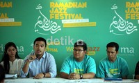 Para pengisi acara (kiri ke kakan) Andi Ramadan Nai (Waketum Ricma), Andhika Maulidi (Ketua Ramadhan Jazz Festival) dan Agus Basuni (MD Wartajazz) memberikan keterangan seputar acara Ramadhan Jazz Festival.