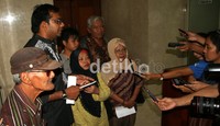 Mereka turut didampingi Koordinator KontraS, Haris Azhar. Ramses/detikcom.