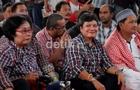 Ribka Tjiptaning saat mendengar paparan para narasumber. Ribka merupakan Ketua Komisi IX DPR.