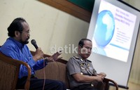 Direktur Sosial Budaya dan OINB Dirjen Multilateral Kementerian Luar Negeri RI Drs Arko Hananto (kiri), didampingi Kadiv Humas Mabes Polri Boy Rafli Amar (kanan), memberikan penjelasan dalam diskusi publik, mengenai Polemik RUU Ormas dan dinamika penanganan ormas/NGO Asing, di Kampus UIN Syarif Hidayatullah, Jakarta.