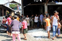Pabrik tahu yang berlokasi Ciracas, Jakarta Timur, tersebut diobrak-abrik oleh belasan pengrajin, Kamis (26/7/2012). Aksi itu menjadi tontonan warga sekitar. (Herianto Batubara/detikcom).