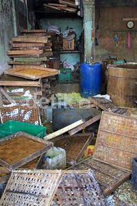 Peralatan produksi juga diacak-acak. (Herianto Batubara/detikcom).