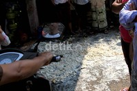 Tahu hasil produksi berserakan di jalan depan pabrik. (Herianto Batubara/detikcom).