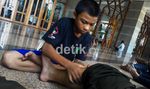 Pemijat Anak-anak Berharap Rejeki di Ramadan