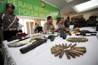 Polisi juga menyita 1.736 butir amunisi senjata api, 57.506 butir amunisi airsoft gun, dan 200.248 buah petasan.