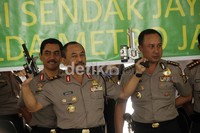 Kapolda Metro Jaya Irjen Pol Untung S Rajab menunjukan barang bukti berupa senjata api saat dilakukan gelar barang bukti hasil oprasi Sendak Jaya 2012 di Polda Metro Jaya, Jakarta, Kamis (26/7).