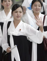 Sol-Ju merupakan lulusan Universitas Kim Il-Sung yang dikenal sebagai universitas paling prestisius di Korut. Sol-Ju berasal dari Provinsi North Hamkyong. Ayah Sol-Ju merupakan seorang akademisi dan ibunya merupakan seorang dokter. REUTERS/Jin Sung-chul/Yonhap/Files.