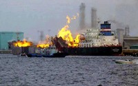 Api melalap kapal tanker Bunga Alpina. Reuters/Handout.