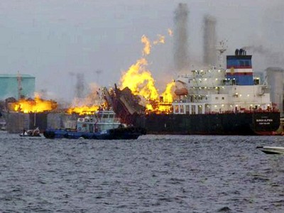 Kapal Tanker Terbakar di Malaysia