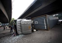 Truk kontainer bernopol B 9760 DM terguling di lampu merah Tomang, Jakarta Barat.
