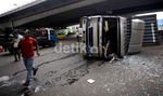 Truk Kontainer Terguling di Tomang