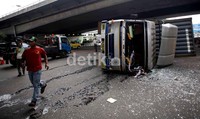 Kecelakaan ini terjadi sekitar pukul 09.45 WIB. Beberapa orang petugas kepolisian yang berada di lokasi kecelakaan tampak mengatur arus lalu lintas yang tersendat.