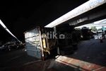 Truk Kontainer Terguling di Tomang