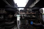 Truk Kontainer Terguling di Tomang
