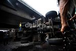 Truk Kontainer Terguling di Tomang