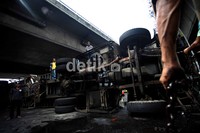 Petugas berusaha mengevakuasi truk yang bermuatan barang impor tersebut.