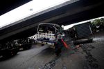 Truk Kontainer Terguling di Tomang