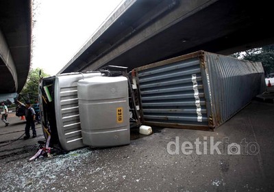 Truk Kontainer Terguling di Tomang