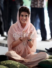 Dibalut busana muslim berwarna soft pink, Carissa Putri terlihat cantik dan manis.