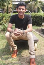 Gaya Casual Dion Idol