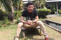 Dion Idol tampil santai dengan kaos hitam dan celana yang berwarna khaki. Gusmun/detikcom