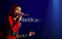 Meskipun berbusana muslim, Ayu tetap tampil enerjik di atas panggung.