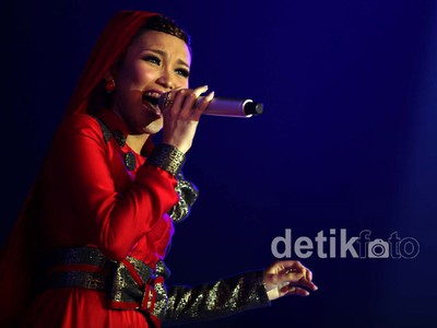 Berbusana Muslim, Ayu Ting Ting Tetap Trendi