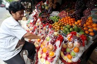 Penjual parsel buah untuk perayaan Lebaran atau Idul Fitri 1433 Hijriah, mulai banyak bermunculan di Jalan Barito, Jakarta Selatan, Kamis (26/07).