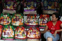 Para pedagang parsel buah mengeluhkan dan menjerit dengan kenaikkan harga buah di Pasar Induk.