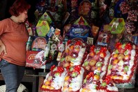 Ditambah adanya aturan Pemerintah yang melarang semua Instansi untuk memberikan parsel pada saat Lebaran. Hingga mau tak mau, parsel buah yang dijual pun ikut naik