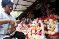 Harga parsel buah yang dikemas dengan menarik dan cantik, dijual variatif mulai yang paling murah senilai Rp 30 ribu per paket hingga Rp 150 ribu.