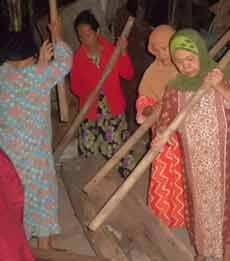 Cara Unik Bangunkan Sahur Ala Ibu-ibu di Pasuruan