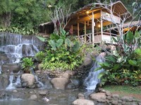 Air terjun buatan, kolam dan saung-saung jadi pemandangan menarik di Gurih 7. Sambil menunggu pesanan diantarkan, pengunjung bisa bermain di sekitar kolam, berjalan di atas undakan batu dan membasahi kaki sambil ditemani suara gemericik air. (Flora Febrianindya/Detikfood)
