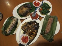 Buat anda yang sedang lapar berat, dijamin bingung meihat menu yang komplet dan tampak menggiurkan. Menu nasi tutug oncom, ikan mas goreng, gurame bakar, nasi putih dan tumis genjer yang kami pesanpun tak butuh waktu lama untuk dihabiskan. (Flora Febrianindya/Detikfood)