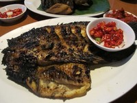 Gurame bakar ukuran sedang ini hadir dengan sambal cabai yang kemudian disiram dengan kecap manis. Tekstur ikannya lembut agak manis dengan rasa gurih enak. (Flora Febrianindya/Detikfood)