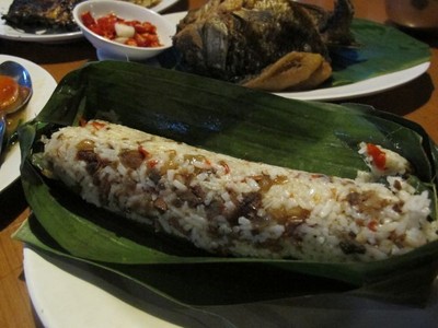 Menyantap Nasi Tutug Oncom Ditemani Gemericik Air Terjun