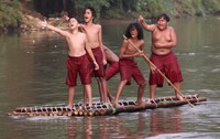 Kali Ciliwung menjadi tempat bermain mereka sepulang sekolah. (doc.Maxima Pictures)