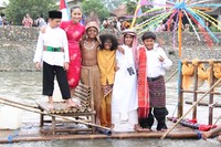 Berpose dengan pakaian tradisional dalam sebuah parade di kali. (doc.Maxima Pictures)