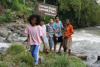 Kelima sahabat ini paling anti buang sampah di Kali. (doc.Maxima Pictures)