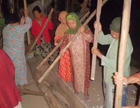 Cara Unik Bangunkan Sahur Ala Ibu-ibu di Pasuruan