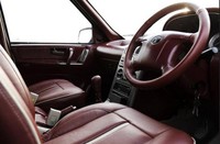 Interior menggunakan jok kulit berwarna merah. Logo Tata Motors masih terdapat di mobil. (dok Big Daddy Custom).