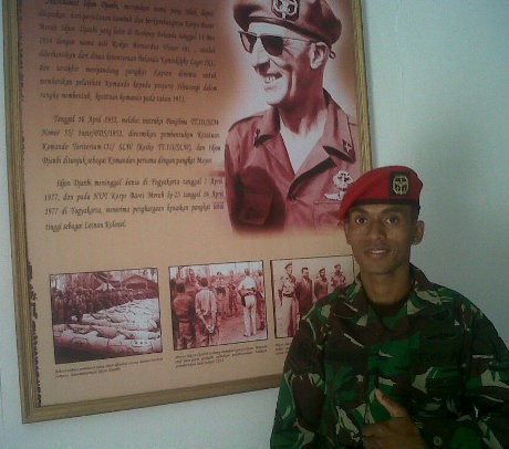 Keluarga Karyawati yang Nyaris Diperkosa Beri Piagam Serda Nicolas